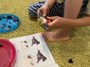 レゴを組み立てる５歳児